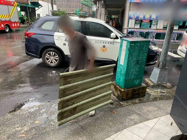 颱風楊柳襲台　高雄山區屋頂遭毀、市區鐵皮掉落 | 華視新聞