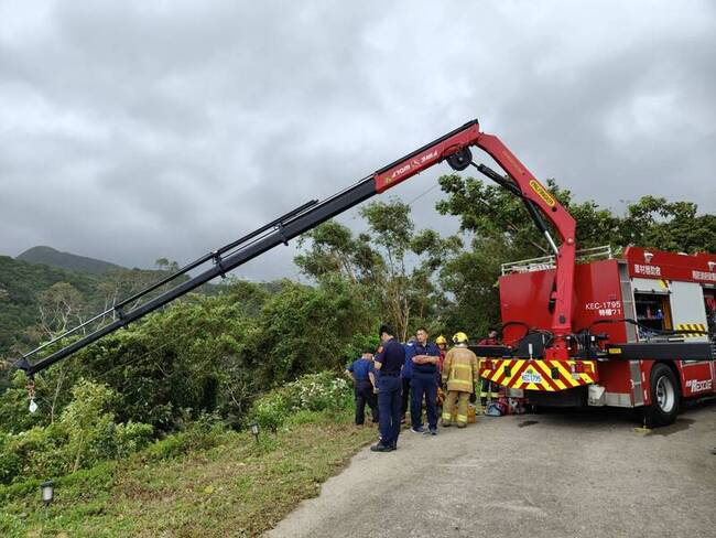 女子開車墜落北宜公路邊坡80公尺深　幸運獲救 | 華視新聞