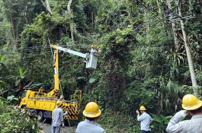 颱風楊柳強陣風衝擊  嘉義沿海山區逾4千戶仍停電 | 華視新聞