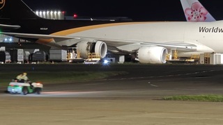 貨機降落桃機發動機觸地  機場公司維持單跑道運作