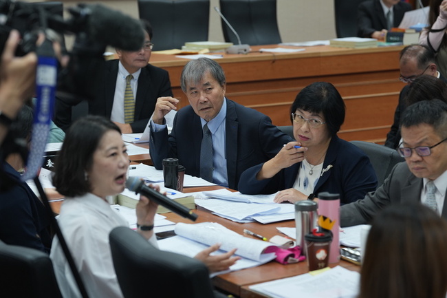 鄭英耀：政務官若無法回應社會期待　應知所進退 | 華視新聞