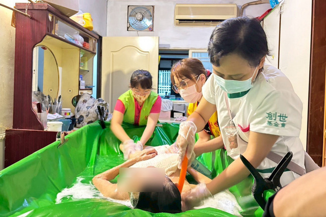 創世基金會擴大到宅服務　守護弱勢防長照悲歌 | 華視新聞