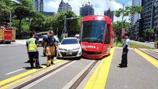高雄轎車違規左轉擦撞輕軌列車　駕駛遭舉發送辦