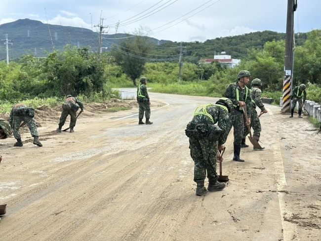 屏東滿州鄉停班課清泥石  獅子鄉橋斷盼優先建新橋 | 華視新聞