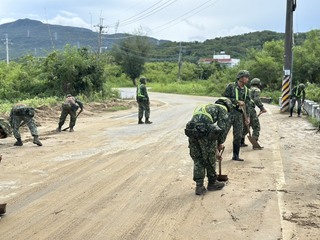 屏東滿州鄉停班課清泥石  獅子鄉橋斷盼優先建新橋
