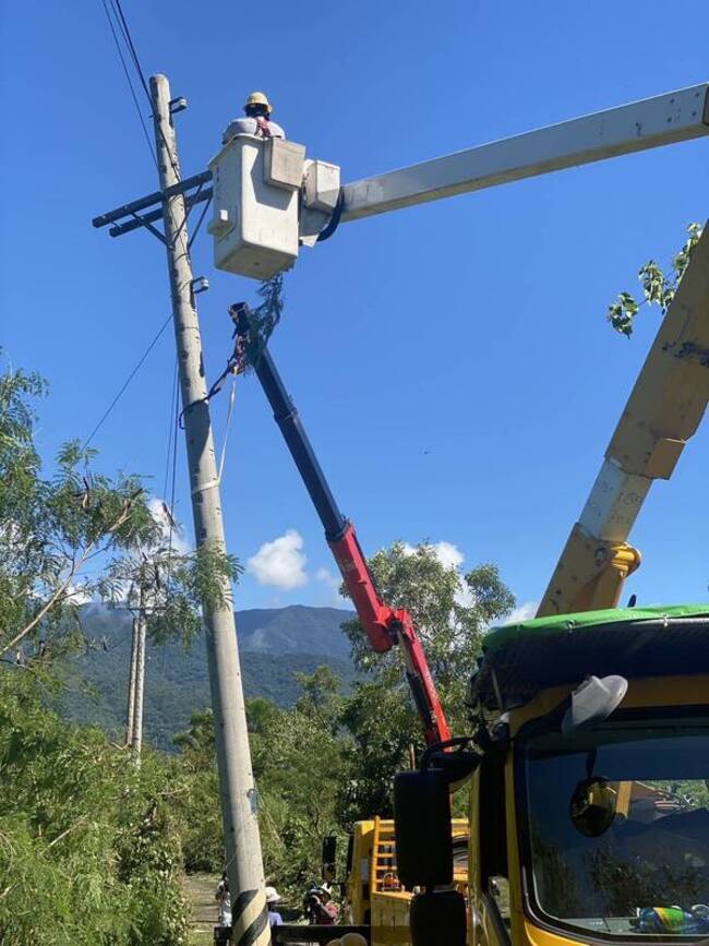 颱風掃過南花蓮一度逾6千戶停電  台電拚晚間全復電 | 華視新聞