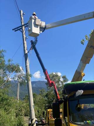 颱風掃過南花蓮一度逾6千戶停電  台電拚晚間全復電