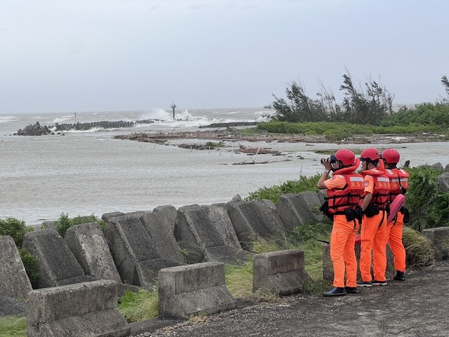 颱風天釣客闖嘉縣管制區落海　同行者最高罰25萬 | 華視新聞