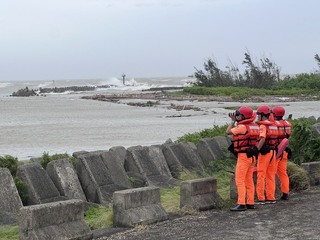 颱風天釣客闖嘉縣管制區落海　同行者最高罰25萬