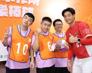 伊甸樂樂棒球賽　味全龍曹祐齊熱情參與