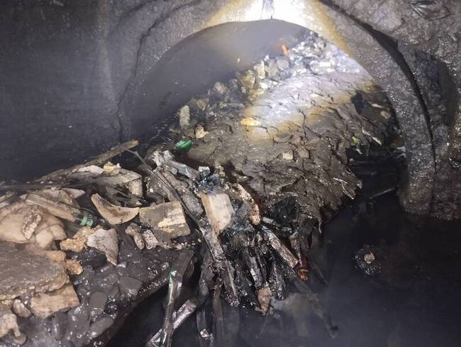 颱風天人孔蓋位移致騎士摔車　抽乾水見混凝土阻塞 | 華視新聞