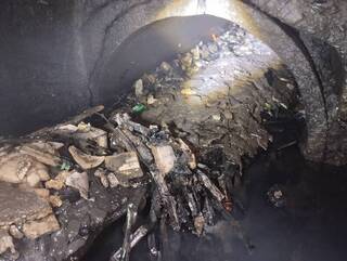 颱風天人孔蓋位移致騎士摔車　抽乾水見混凝土阻塞