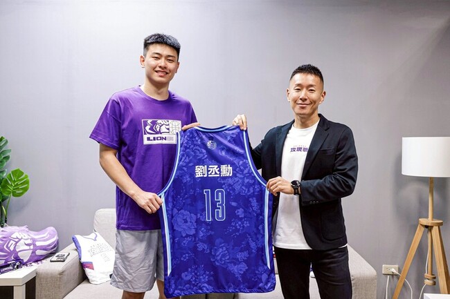 TPBL狀元郎劉丞勳加盟攻城獅　未來有機會轉控衛 | 華視新聞