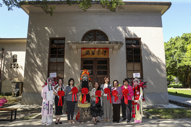 傳奇梨園板橋放送所揭幕　吳興國扮霸王謝祖師爺 | 華視新聞
