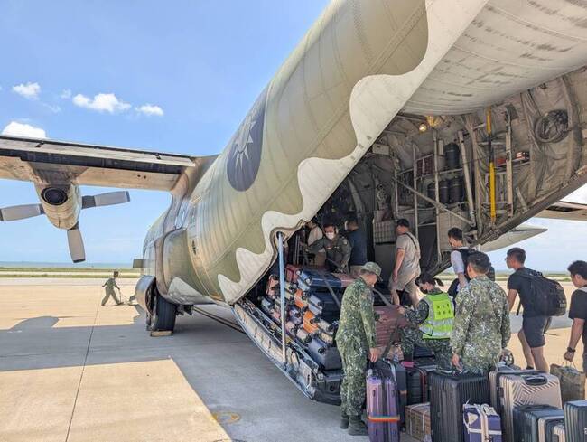 颱風打亂台金交通　客輪軍機投入疏運滯留旅客 | 華視新聞