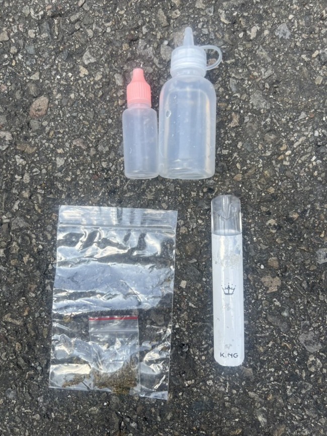 台中男未戴安全帽逆向騎車　警攔查還找到毒品 | 華視新聞