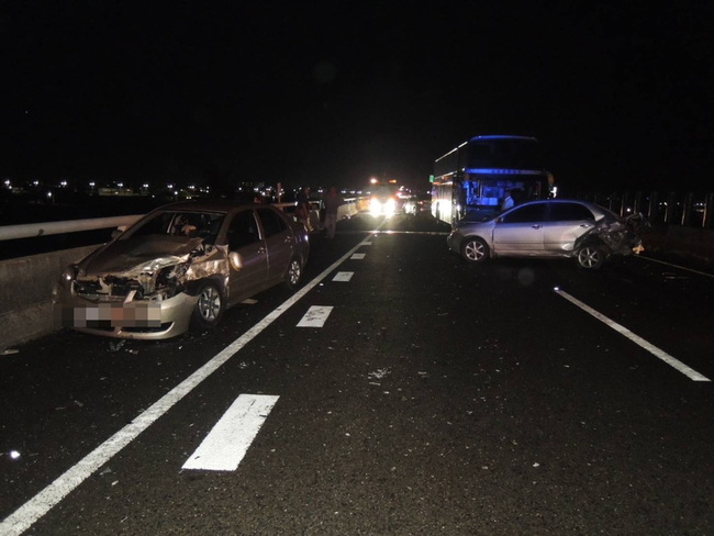 女子疑酒駕將車停台82線  造成後車追撞4人傷 | 華視新聞