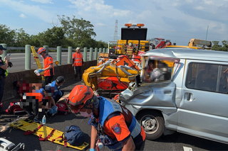 國3台南善化段廂型車撞防撞車　8人受傷送醫