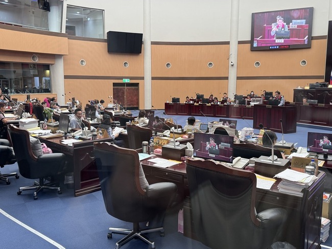 花蓮屋頂型光電補助案　議員批規範說不清暫擱置 | 華視新聞