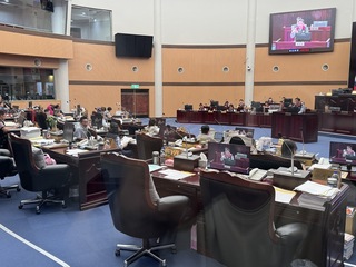 花蓮屋頂型光電補助案　議員批規範說不清暫擱置