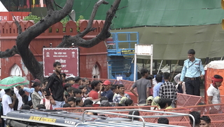 迎印度獨立紀念日  民眾冒雨爬牆爭睹紅堡盛況