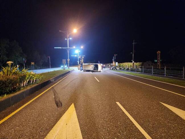 花蓮男疑閃貓車輛失控翻覆　車內7人擦挫傷 | 華視新聞