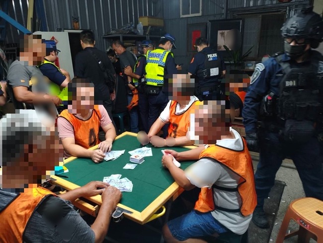 台南警破獲「妞妞紙牌」職業賭場　逮22人送辦 | 華視新聞