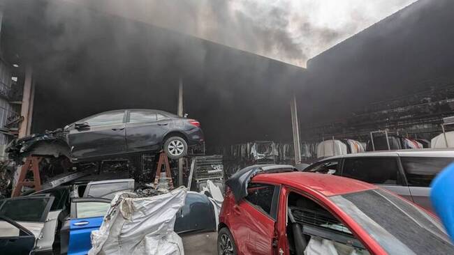 台中汽車中古材料行火警濃煙竄天際　火勢已控制 | 華視新聞