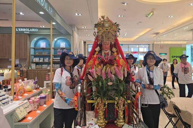 南方澳進安宮媽祖9月出巡　行前逛百貨接受妝點 | 華視新聞