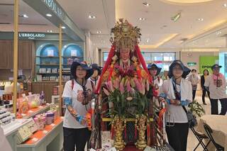 南方澳進安宮媽祖9月出巡　行前逛百貨接受妝點