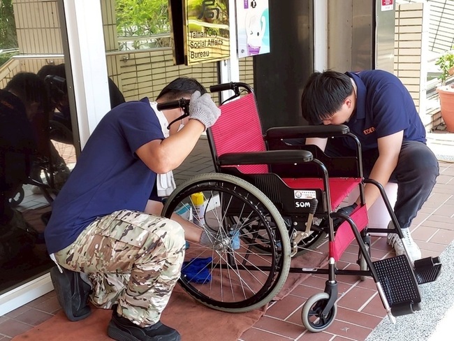 台南災後輔具清消  照顧身障者及高齡者生活細節 | 華視新聞