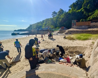 馬管處聯手環團  仁愛沙灘清出150公斤垃圾