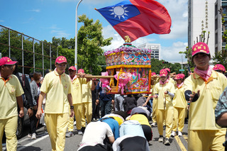 苗栗山邊媽祖訪屏東  駐足婚紗店、逛傳統市場