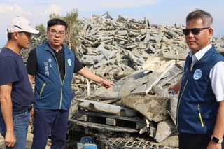 彭啓明目睹嘉縣光電業違規破碎浮板 令19日前改善