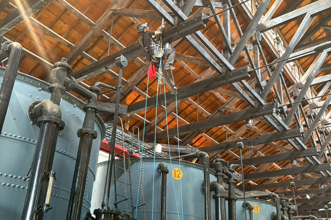 台南水道博物館維護　技師高空如蜘蛛人吊掛穿梭 | 華視新聞