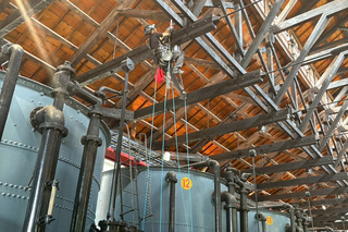 台南水道博物館維護　技師高空如蜘蛛人吊掛穿梭