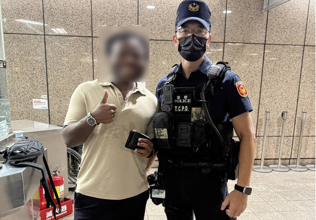 美籍男返美前遺失皮夾 北市捷警隊1小時助尋回 | 華視新聞