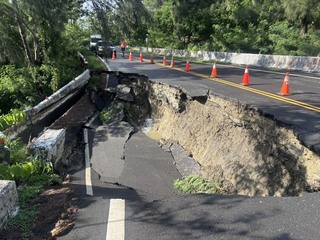連日大雨　通往墾丁道路出現6公尺長坑洞