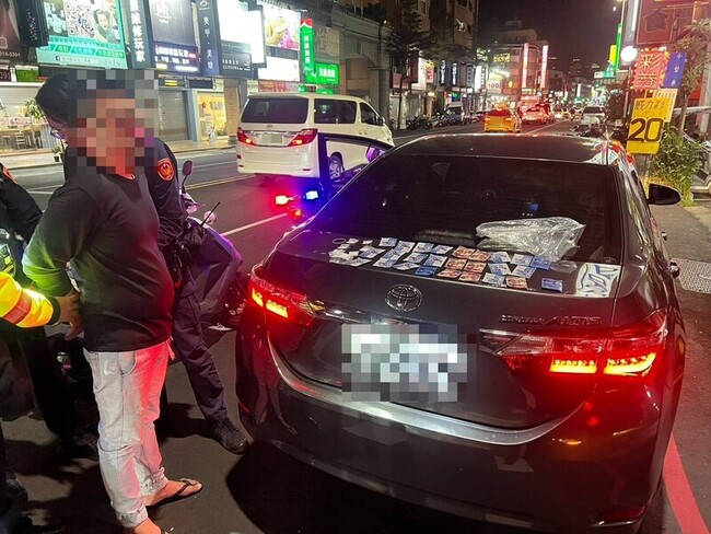 男子駕車違停飄異味　台中警當場查扣大量毒咖啡包 | 華視新聞