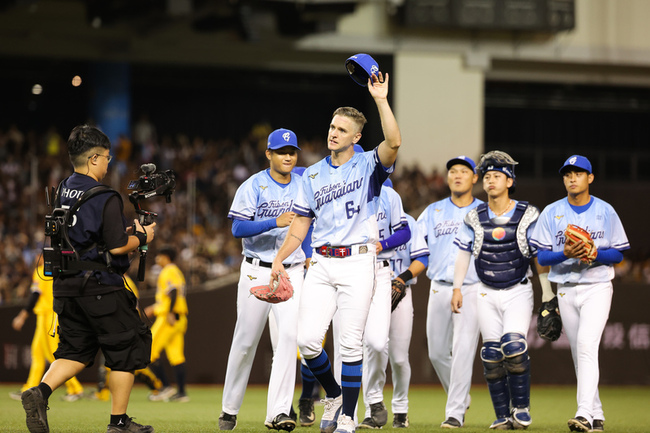 布坎南完投完封助悍將中止7連敗　陳金鋒：拚了 | 華視新聞