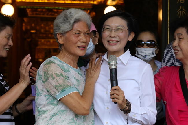 偕母參拜鳳山廟宇　林岱樺：堅定投入高雄市長選舉 | 華視新聞