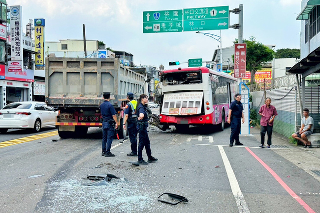 桃園大貨車撞公車釀6傷 波及電箱造成周邊停電 | 華視新聞