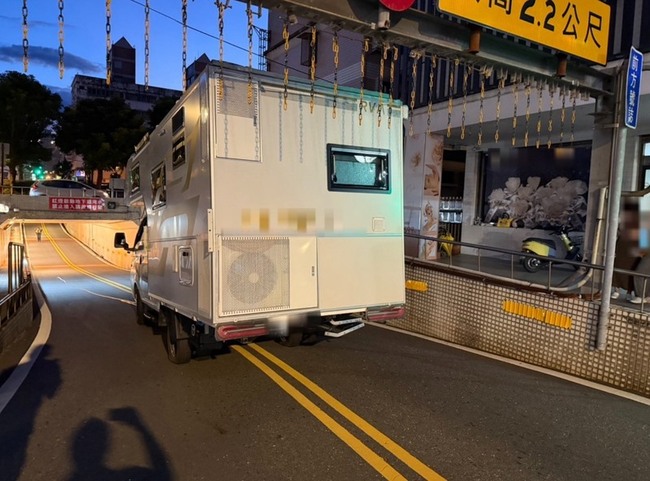 露營車宜蘭羅東撞限高門架 公所切鐵鍊助脫困警開罰 | 華視新聞