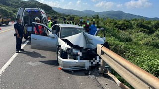 疑閃避交通錐　女子新北貢寮自撞護欄釀4人送醫