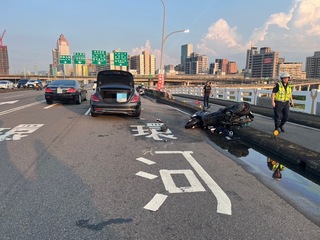 新北忠孝橋車禍　機車騎士送醫不治