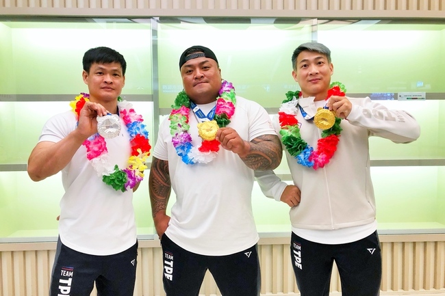 成都世運會金牌選手返台  鄭世忠接機表達感謝 | 華視新聞
