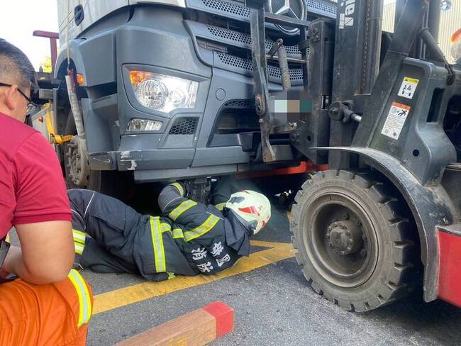 桃園曳引車疑未注意車前狀況　輾斃過馬路老婦 | 華視新聞