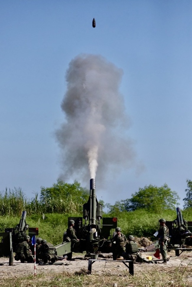 國軍展示重砲保養射擊訓練成果  台中大甲溪南岸登場 | 華視新聞