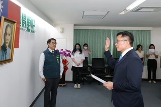 王效文接掌台南市研考會　黃偉哲勉帶動市政進步