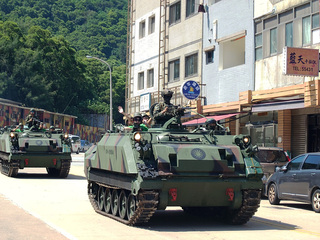 抓住暑假尾巴　馬防部戰鬥營學員北竿搭甲車